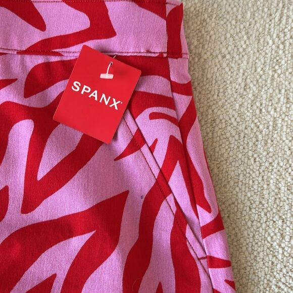SPANX On the Go Print 4-Inch Shorts in True Red Zebra Stripe, Size XL, NWT - Picture 3 of 8